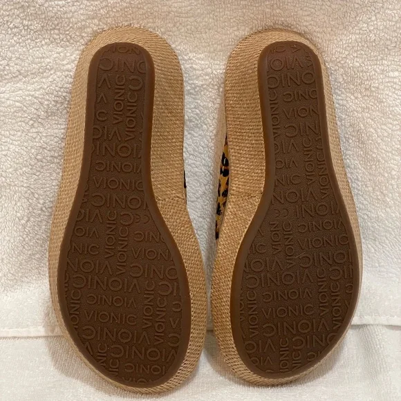 Vionic Grenada Tan Leopard Wedge Sandal size 6 - Picture 13 of 16